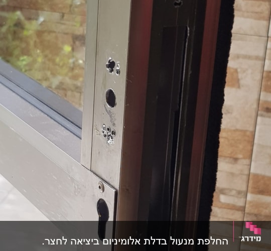 דלת מתכת עם חור למנעול